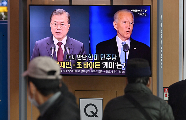  US President-elect Joe Biden (R) and South Korean President Moon Jae-in 